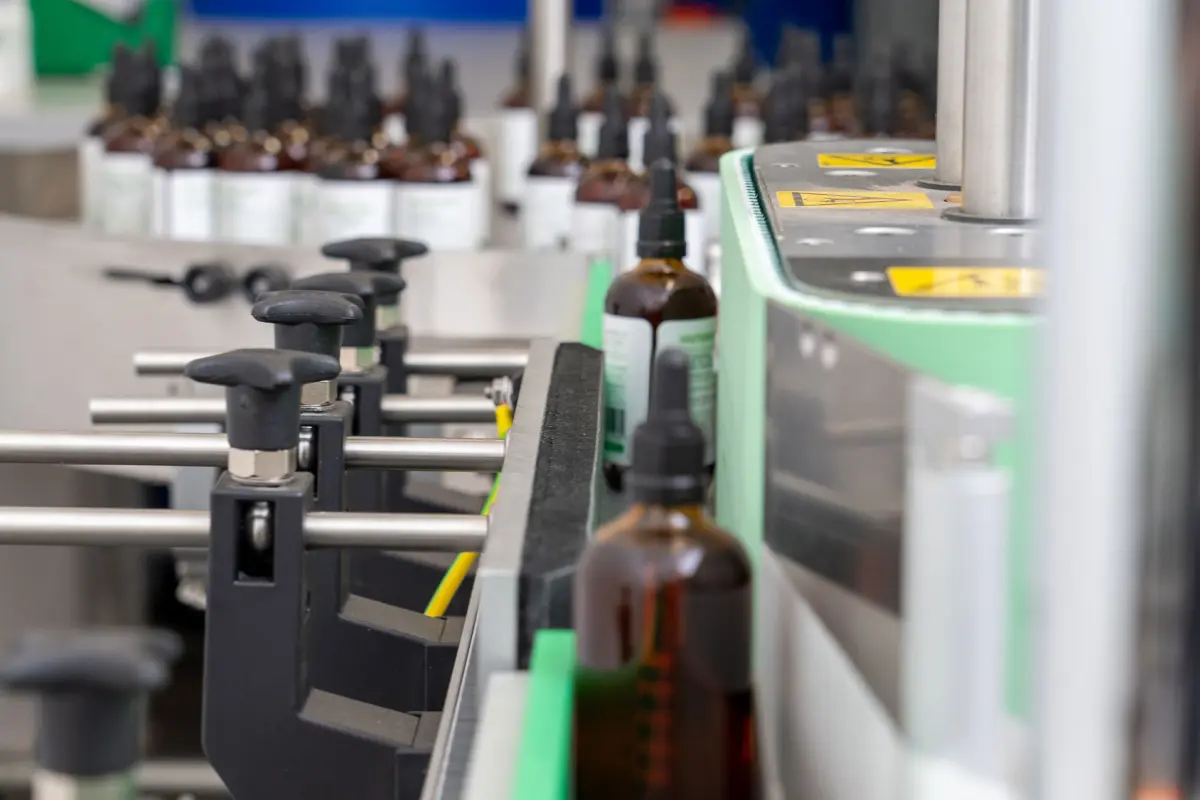 Industrielle Rundum-Etikettierung von Pipetten-Flaschen