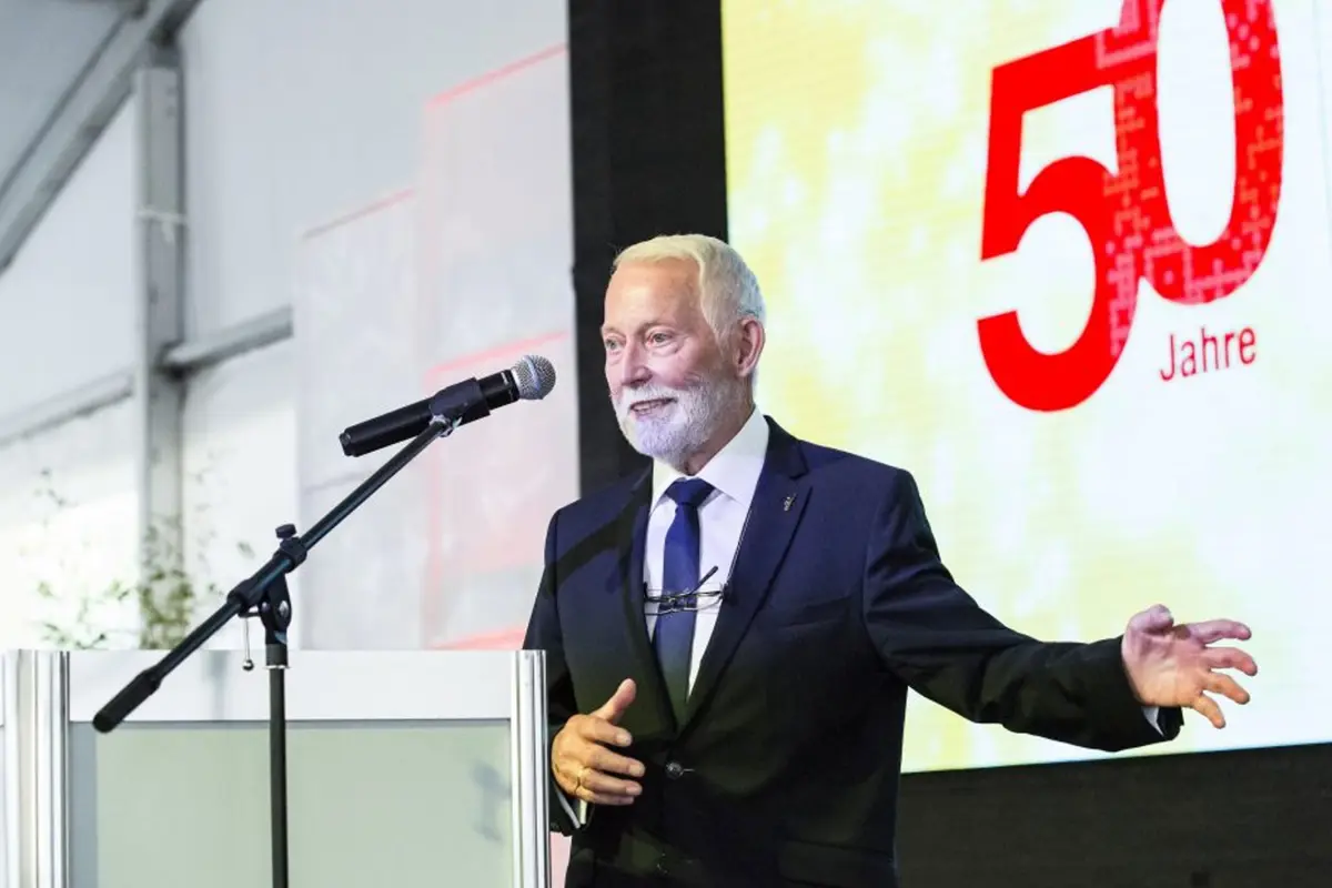 Eckhard Bluhm bei seiner Begrüßungsrede