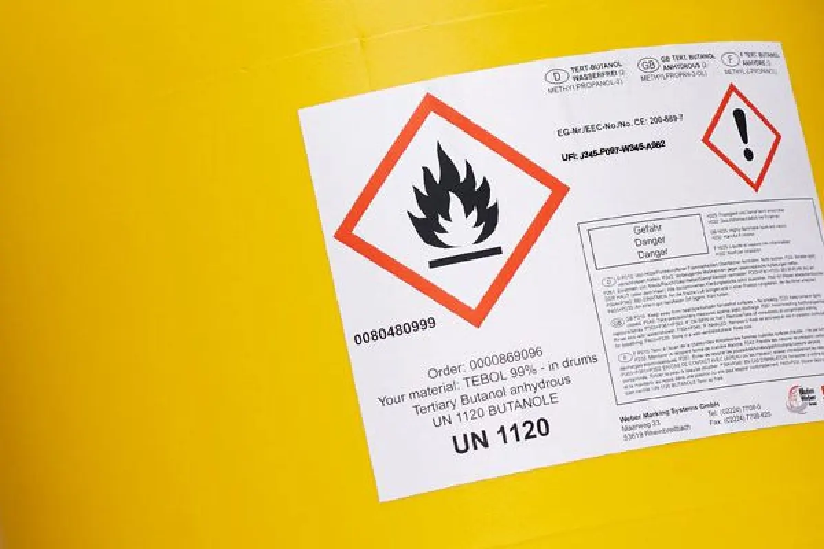 Gelbes Fass mit Gefahrstoff-Kennzeichnung Etikett mit UFI Code