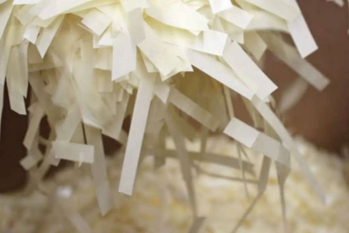 Geschreddertes Etiketten-Trägermaterial wird recycelt