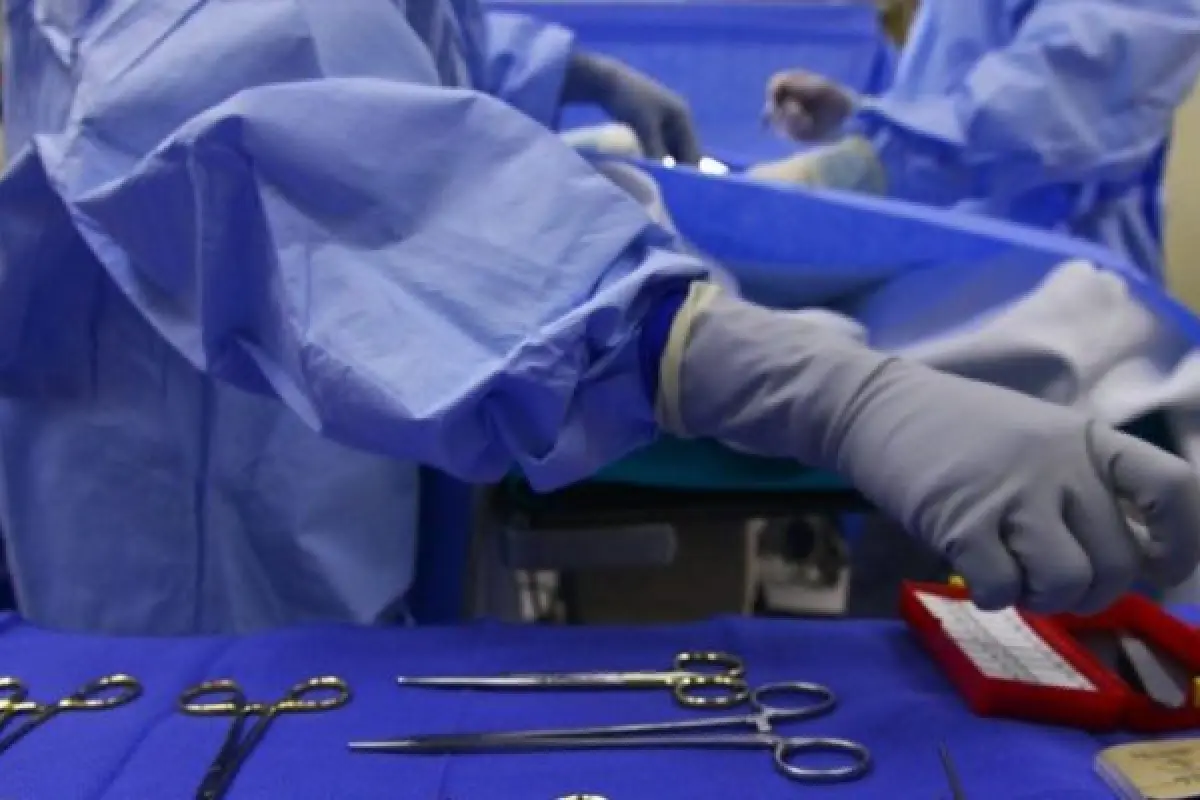 Ärzte bei einer Operation mit medizinischen Instrumenten