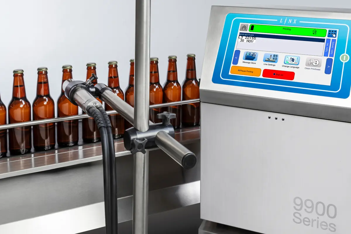 Linx 9900 kennzeichnet Bierflaschen (c) Bluhm Systeme