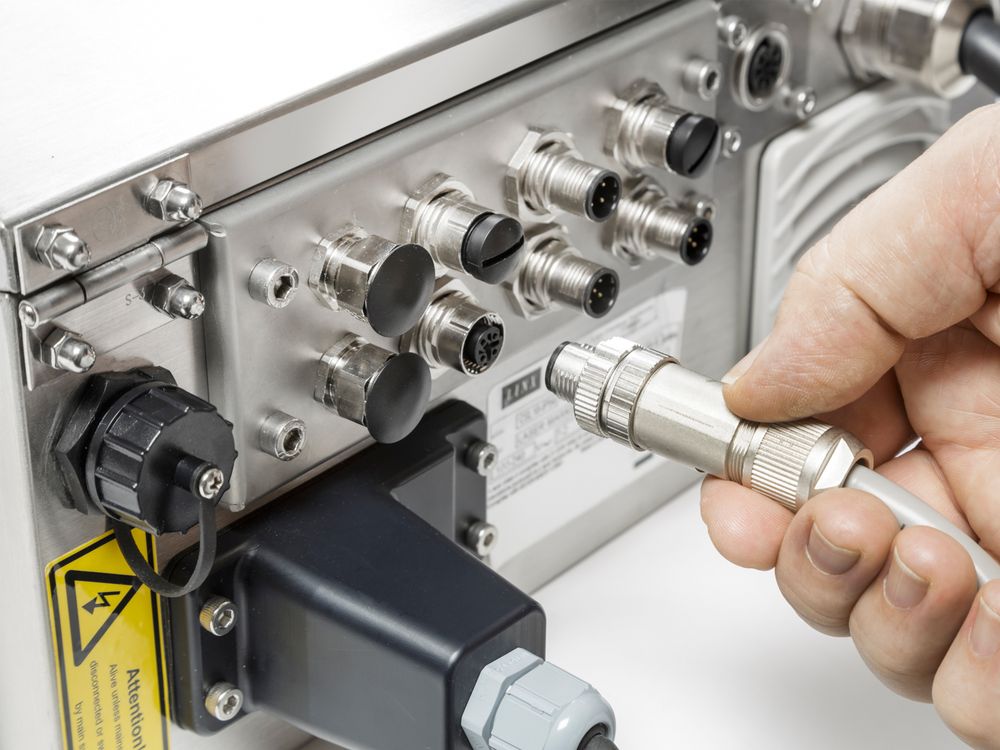 Linx CSL10 CSL30 Laser Versorgungseinheit Rückseite seitlich mit Anschlüssen und Hand