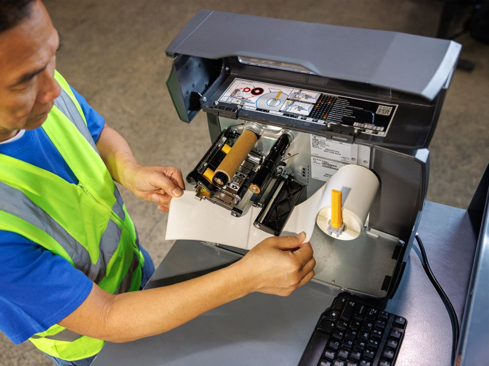 Beim Zebra ZT111 Tischdrucker Etikettenrolle auffüllen