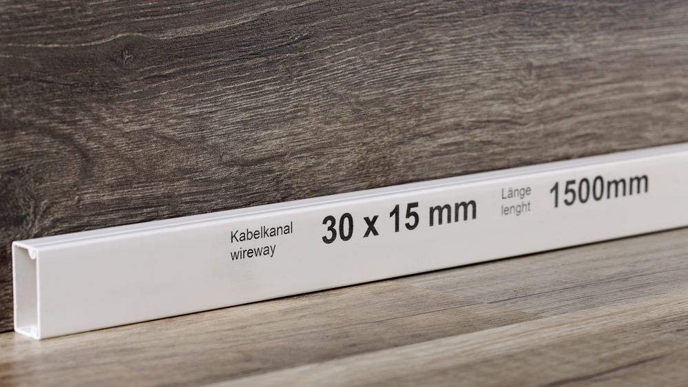 Schwarze Inkjet-Beschriftung auf einem weißen Kabelkanal