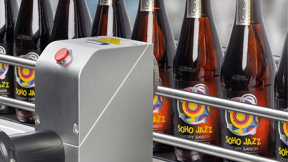 Linx CSL30 Beschriftungslaser an einer Produktionslinie für Glasflaschen in der Getränkeindustrie