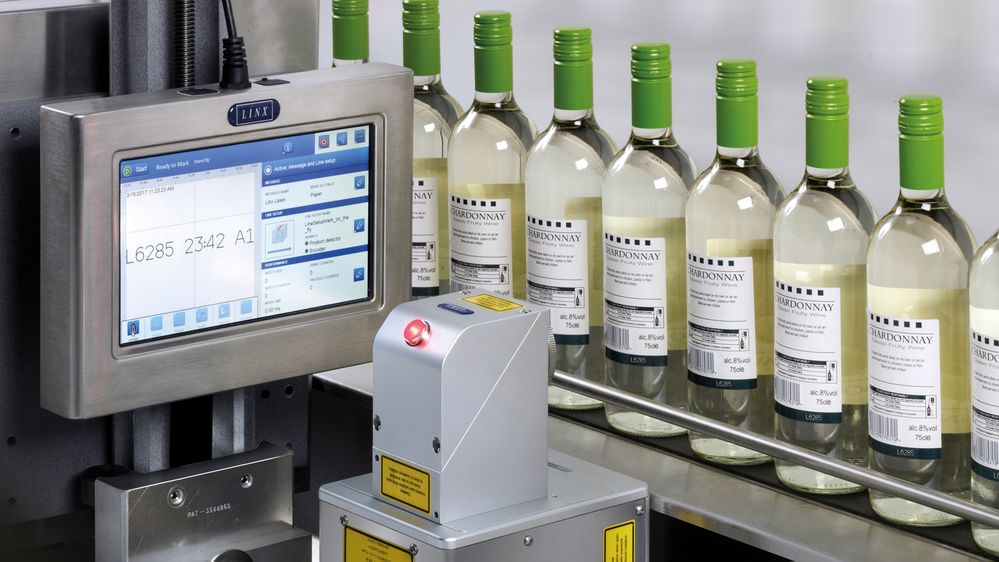 Linx CSL60 Beschriftungslaser an einer Produktionslinie für Weinflaschen in der Getränkeindustrie