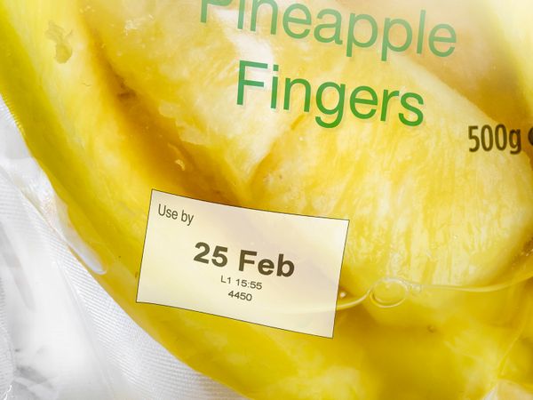 Linx TT Direktdruck mit MHD auf Folienverpackung für frische Ananas