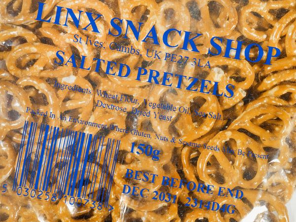 Linx TT Direktdruck in blauer Farbe auf Folienverpackung für Snacks