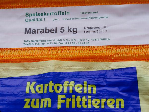 Industrielle Inkjet-Codierung auf Kunststoffbeutel von Kartoffeln