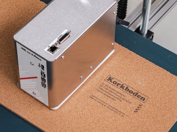 Industrieller Tintenstrahldrucker Markoprint integra PP 108 bedruckt Kork