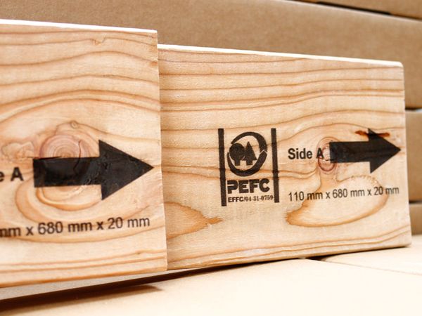 Mit Tintenstrahldrucker Markoprint integra PP 108 bedrucktes Holz