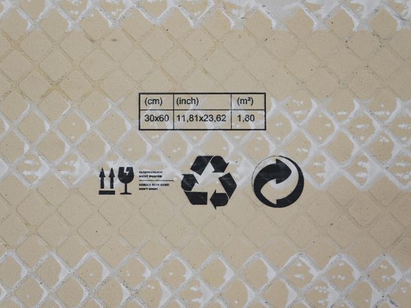 Mit Tintenstrahldrucker Markoprint integra PP RAZR beschriftete Keramikfliese