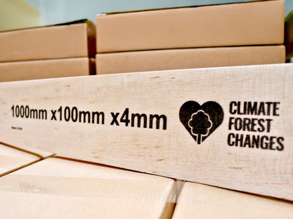 Mit Tintenstrahldrucker Markoprint integra PP RAZR beschriftete Holzleiste