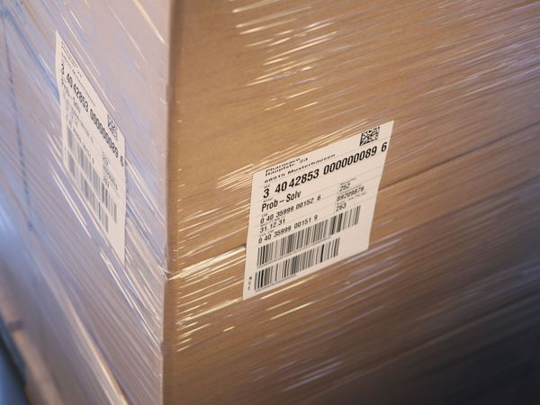 2-seitige Etikettierung auf folierter Palette mit Kartons