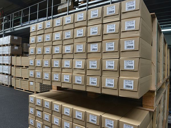 Etikett seitlich auf Karton 1