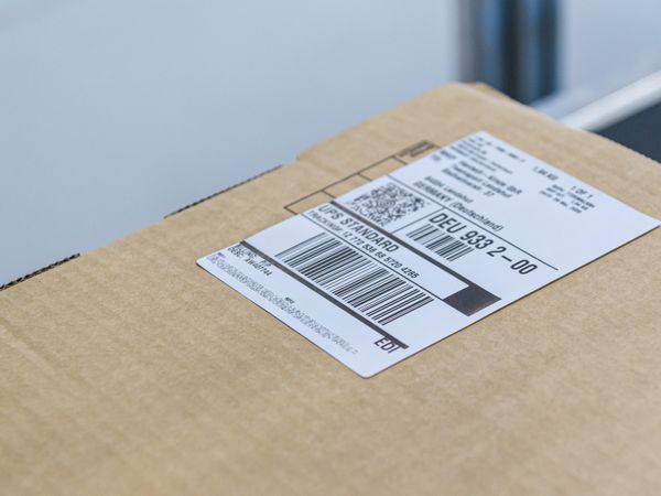 Versandetikett oben auf Karton 1