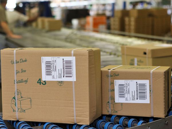 Versandetikett oben auf Karton 3