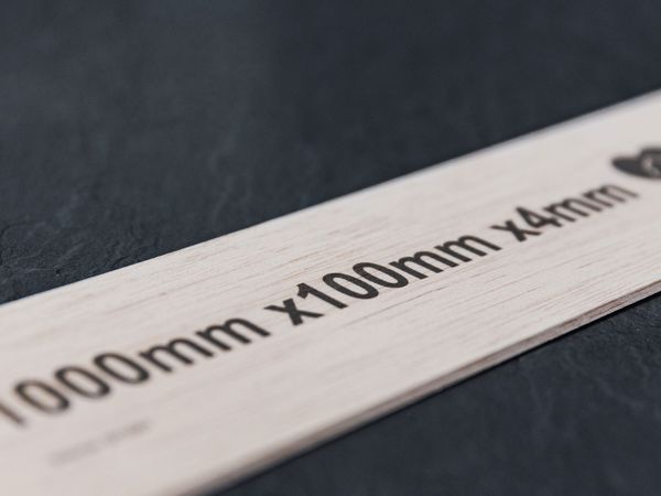 Mit Tintenstrahldrucker Markoprint X1JET XR bedruckte Holzleiste