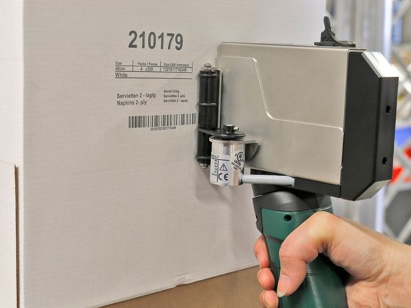 Mit Tintenstrahldrucker Markoprint X1JET HandHold bedruckter Karton