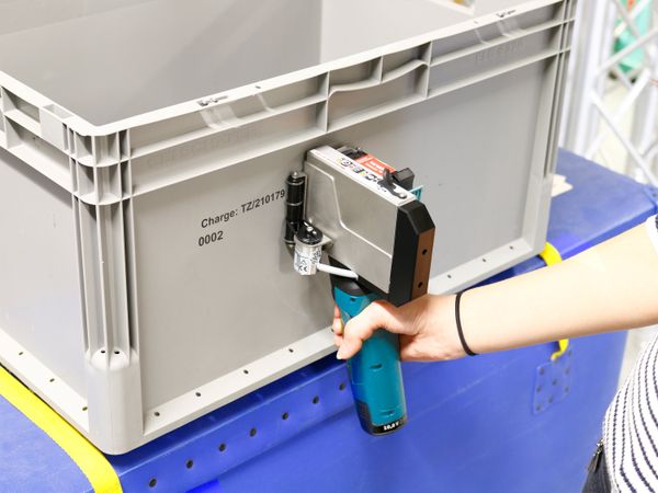 Mit Tintenstrahldrucker Markoprint X1JET HandHold bedruckte Plastikbox