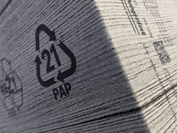 Mit Tintenstrahldrucker Markoprint integra Singular 108 bedruckter Karton