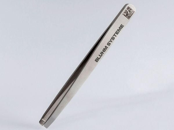 Laserbeschriftung DPM auf Pinzette aus Metall