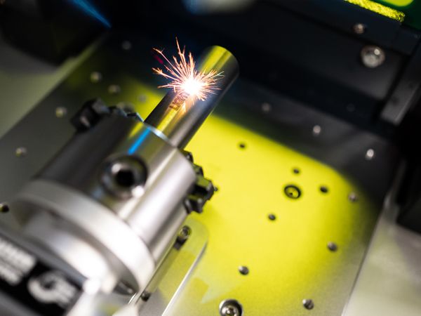 Laserbeschriftung DPM auf zylindrischem Metallstück
