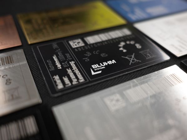 Lightworx Laserbeschriftung auf Typenschildern in verschiedenen Farben