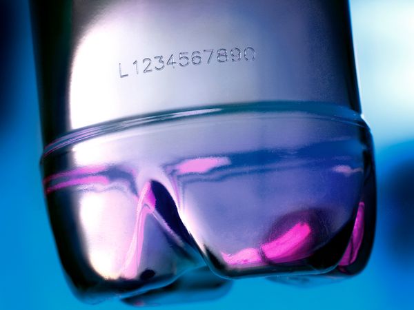 Linx CSL Laserbeschriftung auf durchsichtiger PET-Flasche