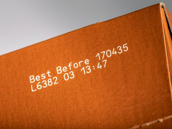 Linx CSL Laserbeschriftung MHD auf Pappschachtel Karton