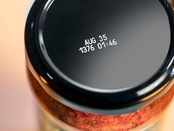 Linx CSL Laserbeschriftung MHD auf Metalldeckel von Glaskonserve