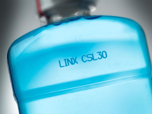 Linx CSL Laserbeschriftung Produktionsdaten auf Plastikflasche