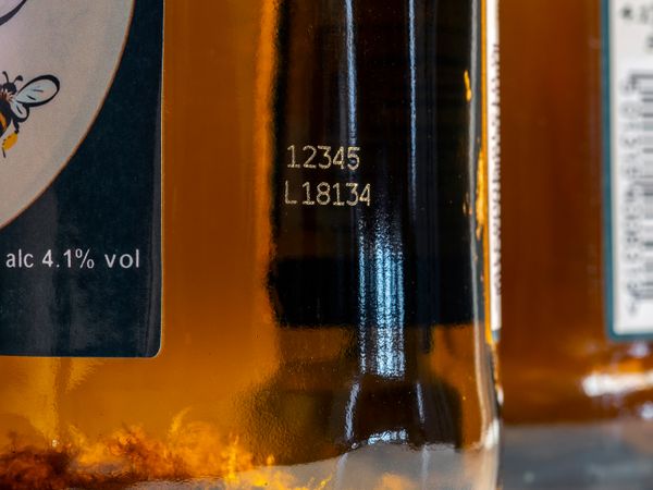 Linx CSL Laserbeschriftung Produktionsdaten auf brauner Glasflasche