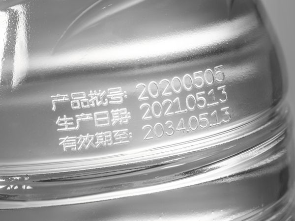 Linx CSL transparente Laserbeschriftung auf PET-Flasche mit Zahlen und chinesischen Schriiftzeichen