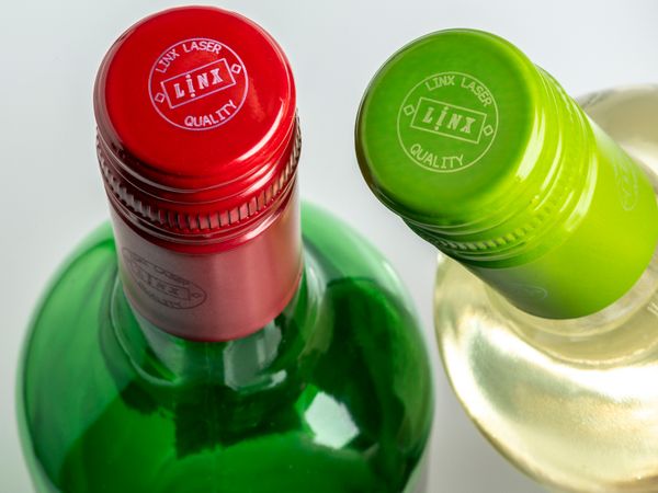 Linx CSL Laserbeschriftung auf Schrumpfkapseln von Weinflaschen