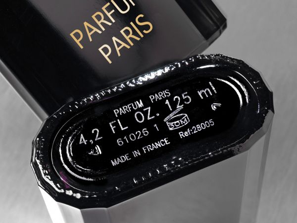 Linx CSL Laserbeschriftung auf schwarzem Glasboden von Parfum-Flakon