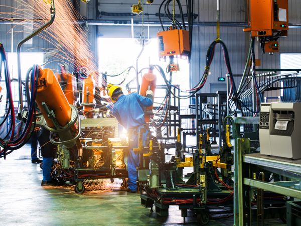 Zebra ZT510 Etikettendruck-Anwendung in der Fertigung beim Schweißen mit rauer Umgebung