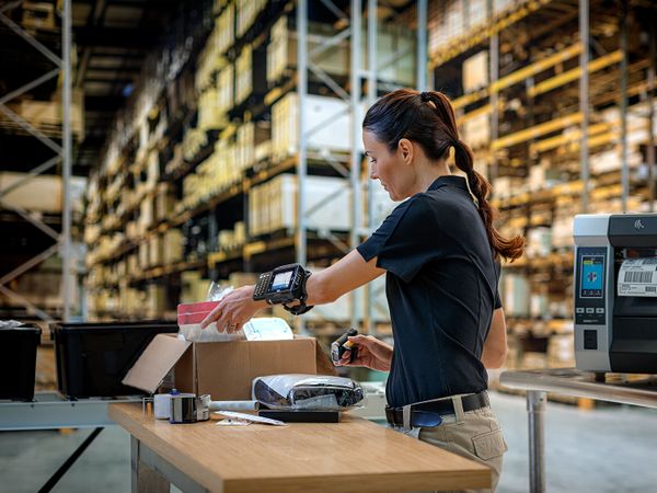 Zebra ZT610 Etikettendruck-Anwendung beim Packen in der Logistik