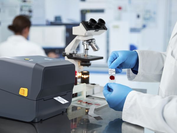 Zebra ZD230 Desktop-Drucker im Medizinlabor