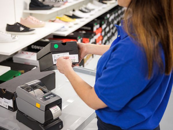 Zebra ZD411 Drucker bei der Produktetikettierung im Einzelhandel