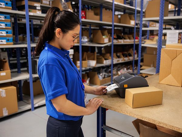 Zebra ZD421 Drucker im Lager eines Ladens