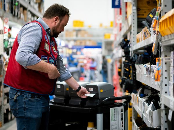 Zebra ZD421 beim Drucken von Regaletiketten im Einzelhandel