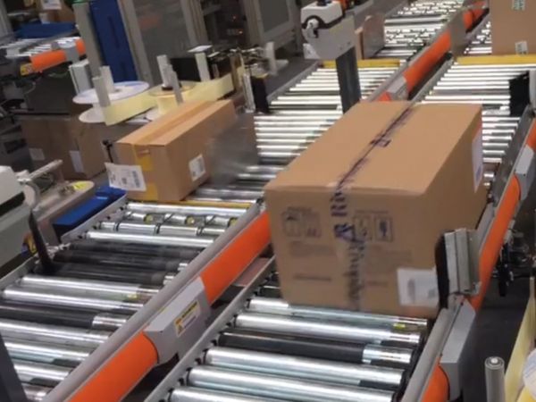 Synchrone Übereck-Etikettierung von Versandboxen