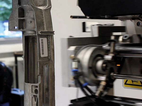 Etikett auf Metallteil