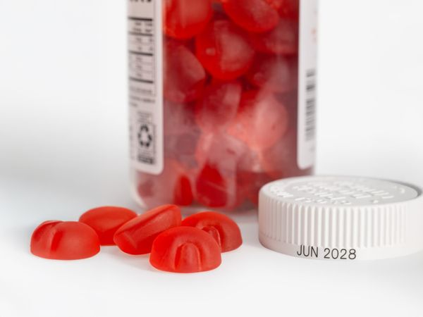 UV-Laser Codierung auf Flaschendeckel Plastik weiss