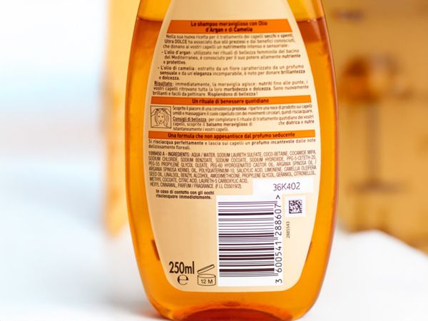 Faserlaser Codierung auf Plastikflaschen-Etikett