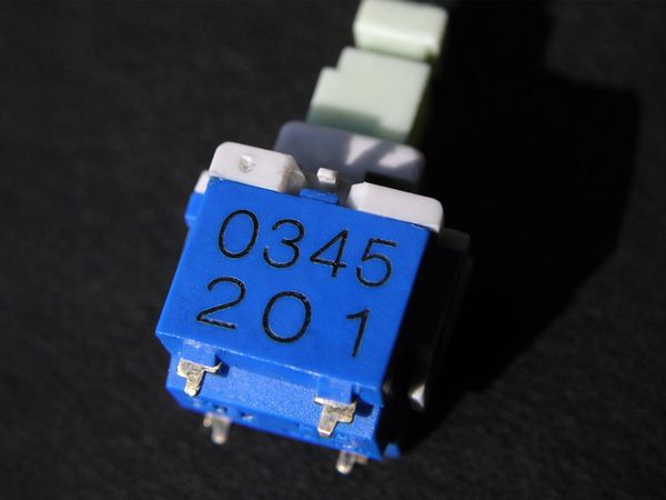 Laserbeschriftung auf Mikroschalter