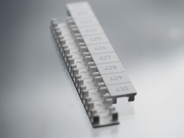 Laserbeschriftung Faserlaser auf Klemmleiste aus Kunststoff