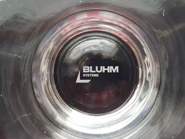 Laserbeschriftung Lasergravur Logo auf Glas